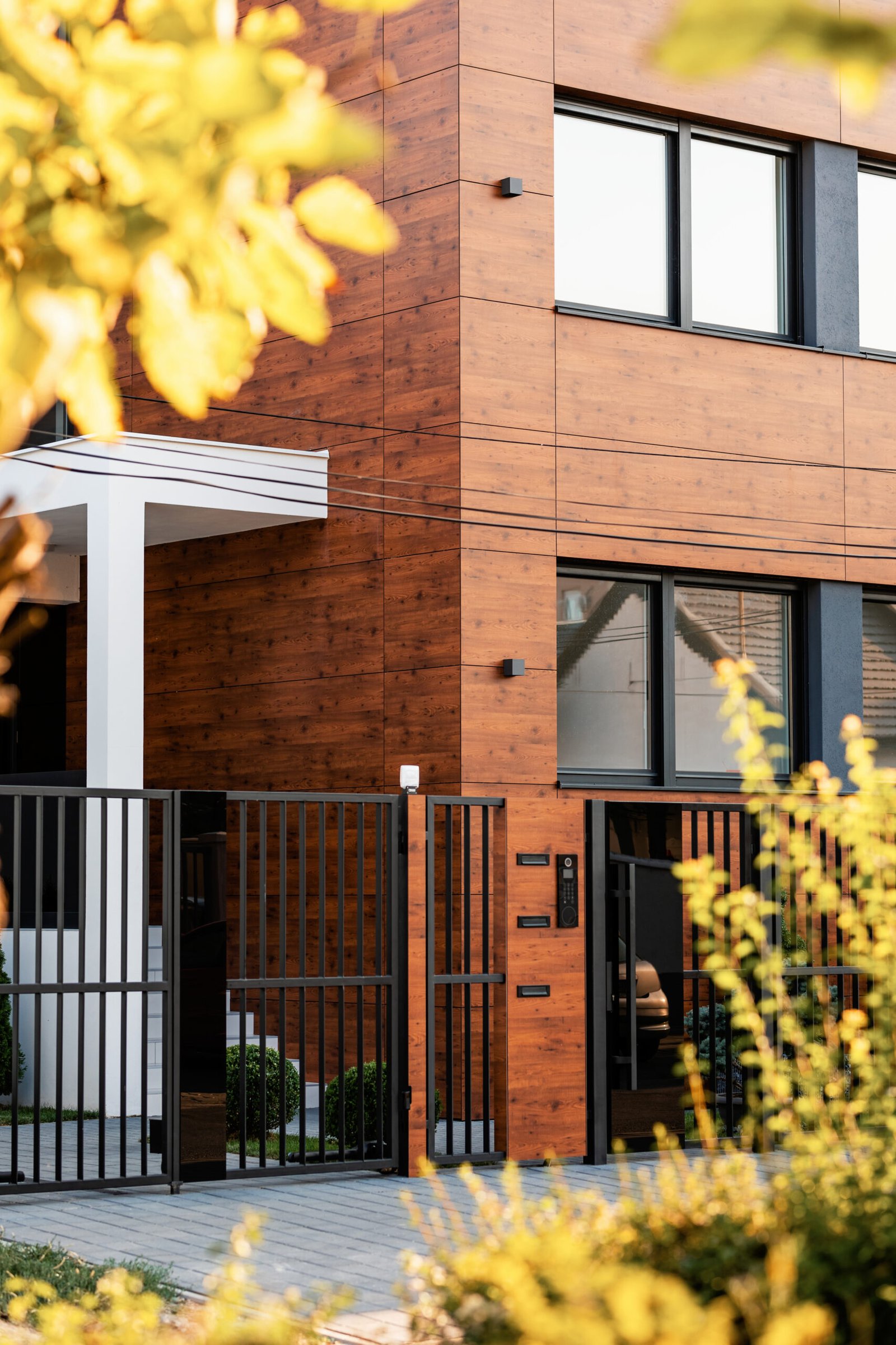 https://familysiding.com/wp-content/uploads/2024/04/i-underroof.com-aluminum-exterior-of-a-modern-home-2024-12-13-16-35-48-utc-scaled.jpg