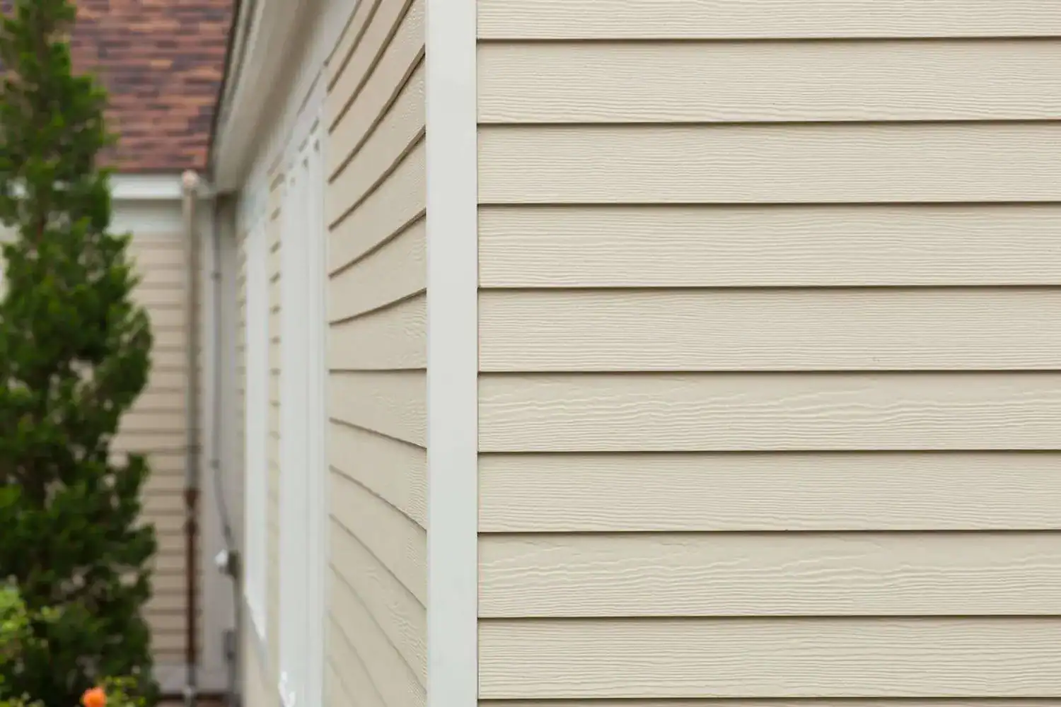 https://familysiding.com/wp-content/uploads/2024/04/i-underroof.com-vinyl-siding.webp